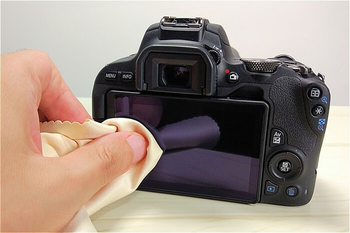 EOS Kiss X9に液晶保護フィルムを貼った