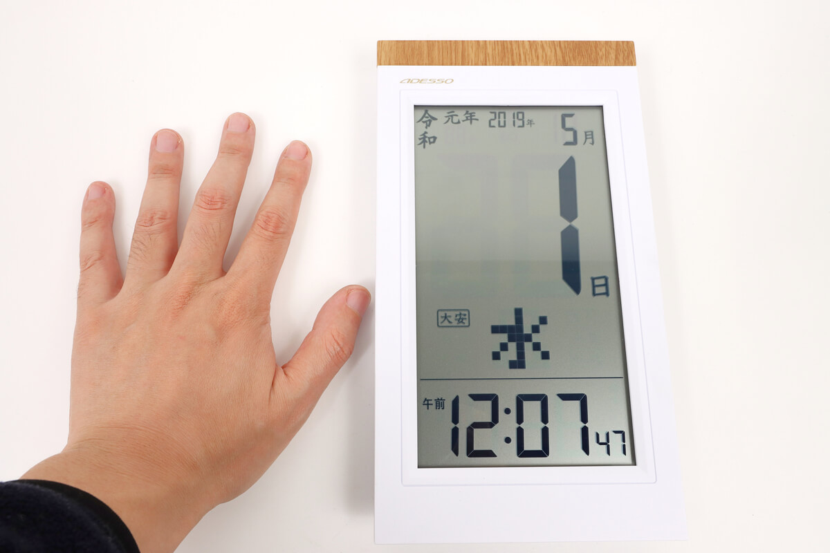 アデッソ NE-02 日めくりカレンダー電波時計と手のひらを比較