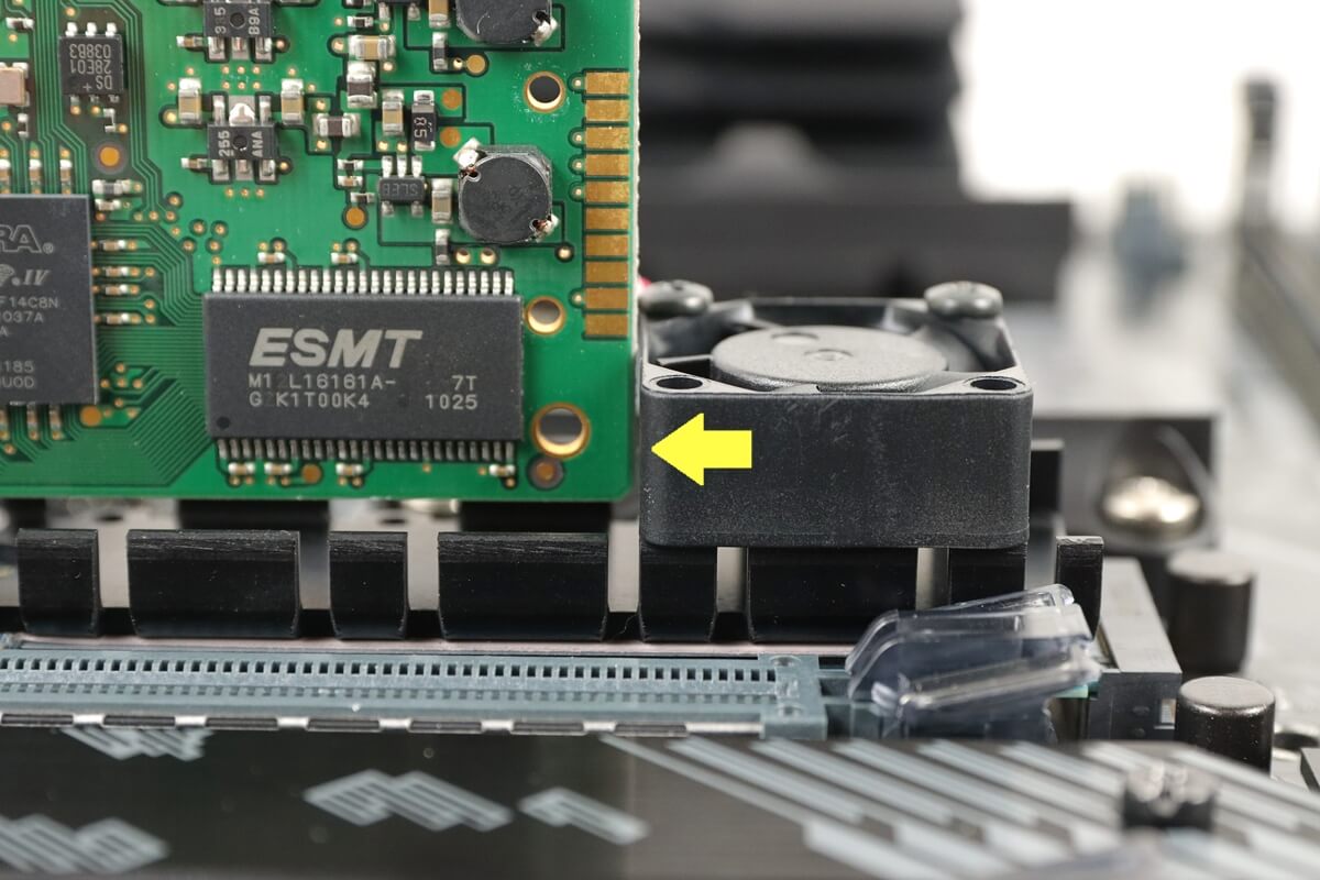 長尾製作所 ファン付M.2SSD用ヒートシンク PCIボードとの接触について