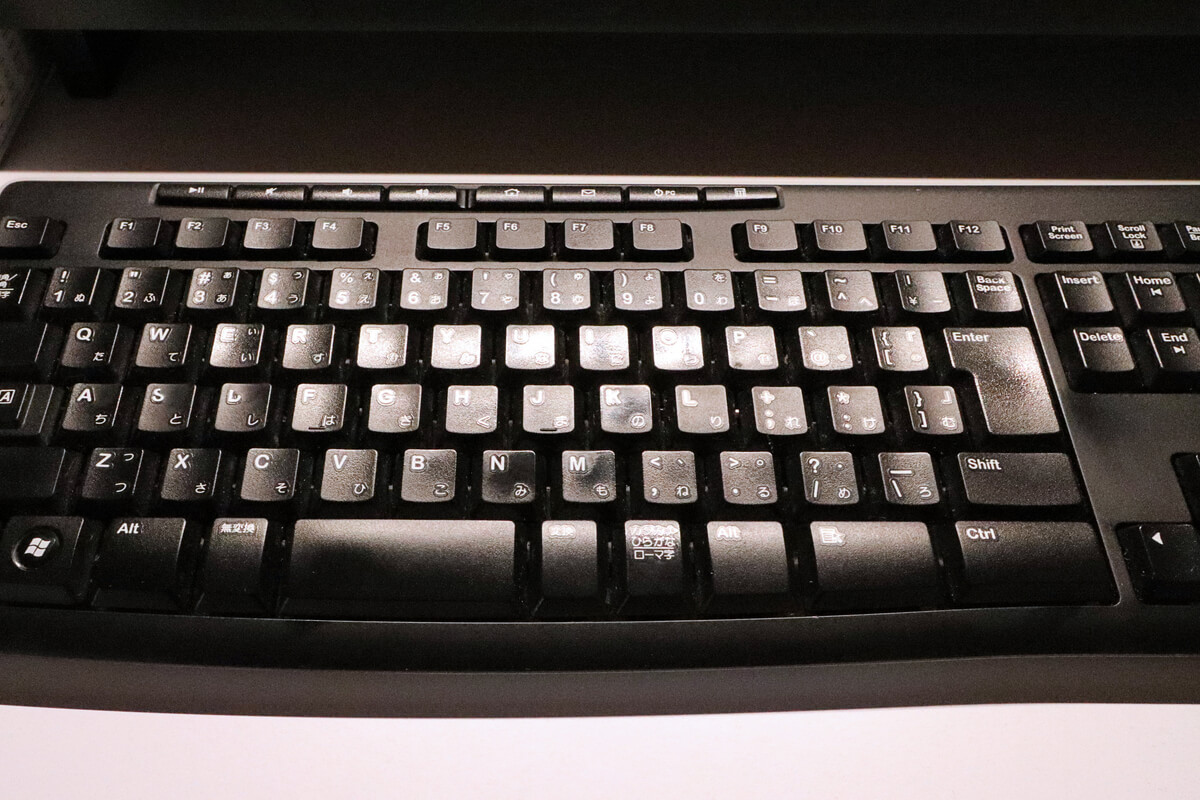 モニターライトの光でキーボードが白く反射する
