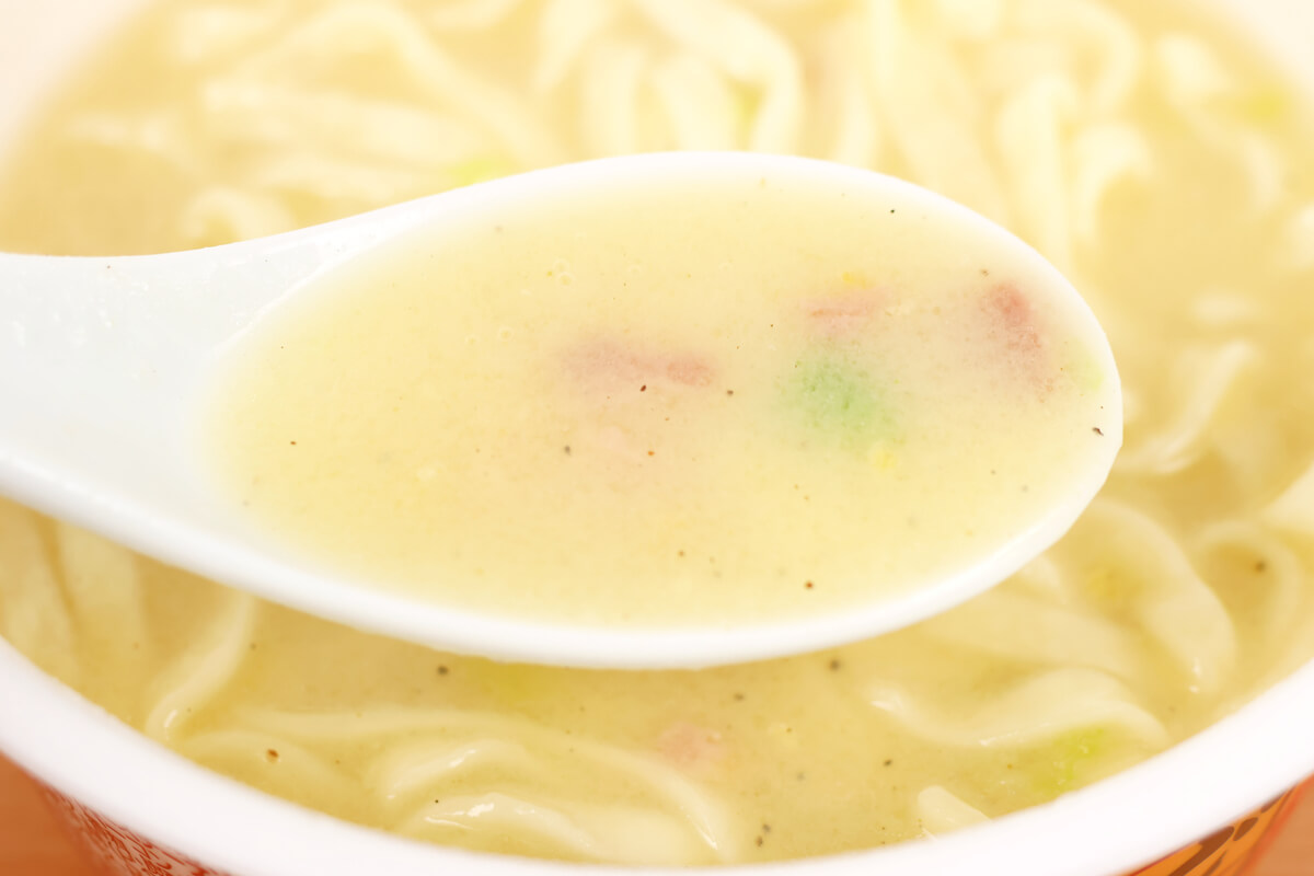 どん兵衛 燻製ベーコンのカルボナーラうどんのスープ